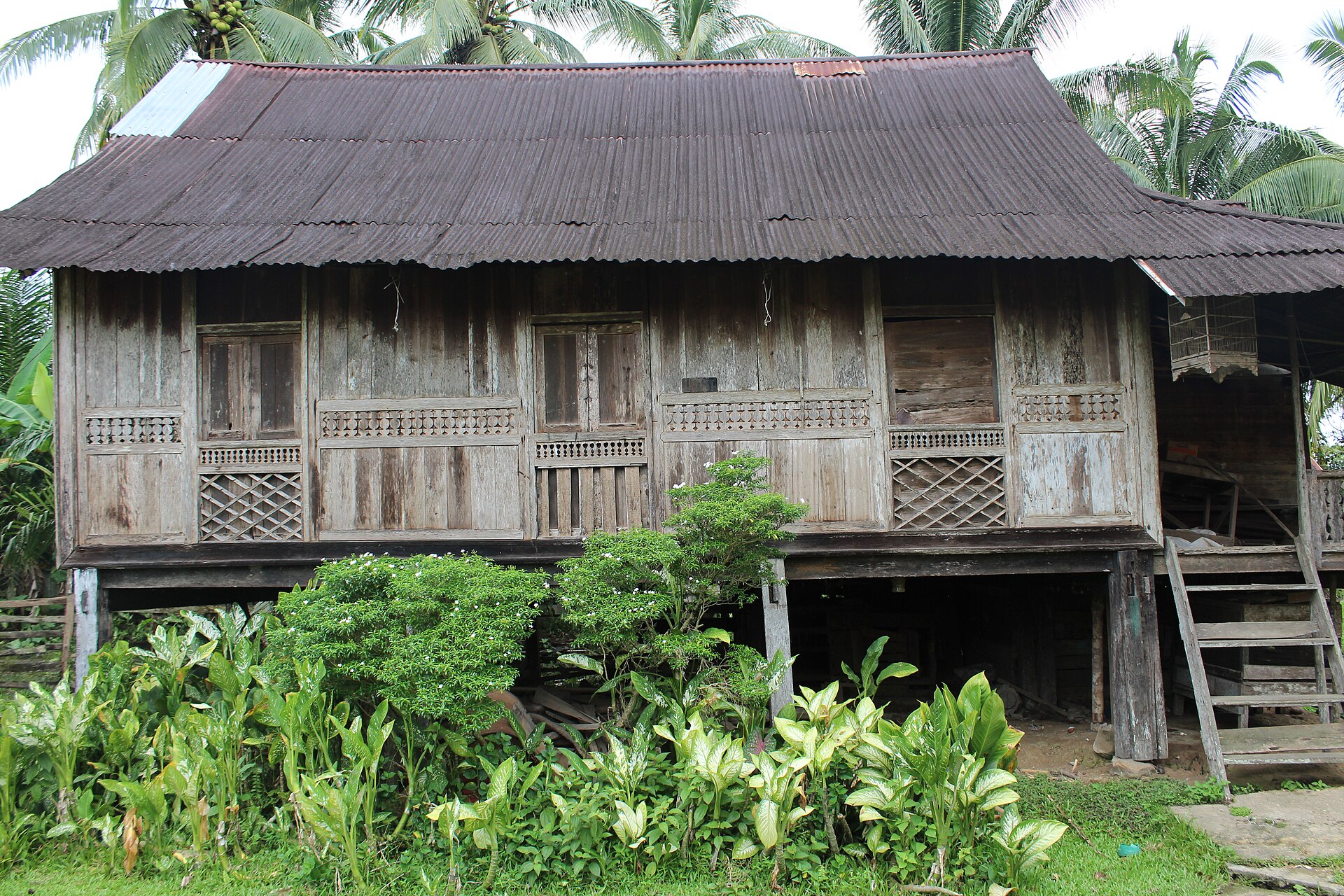 Rumah Kayu Bayur Lumbung Denpasar